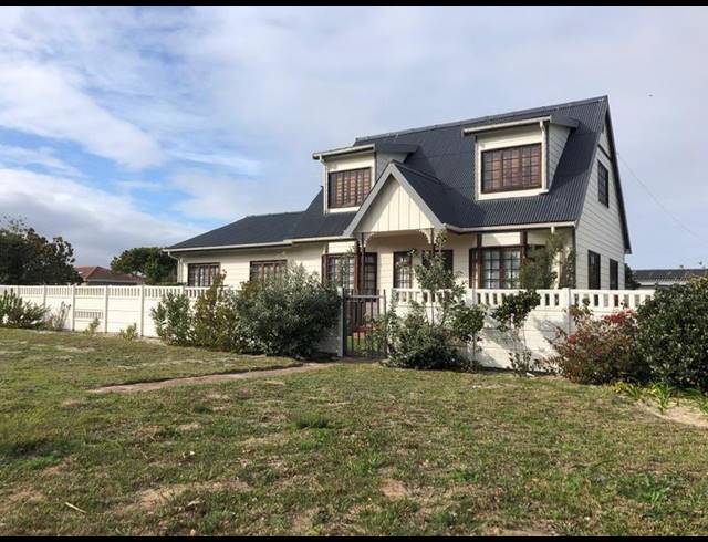 4 BEDROOM HOUSE FOR SALE IN SANDBAAI